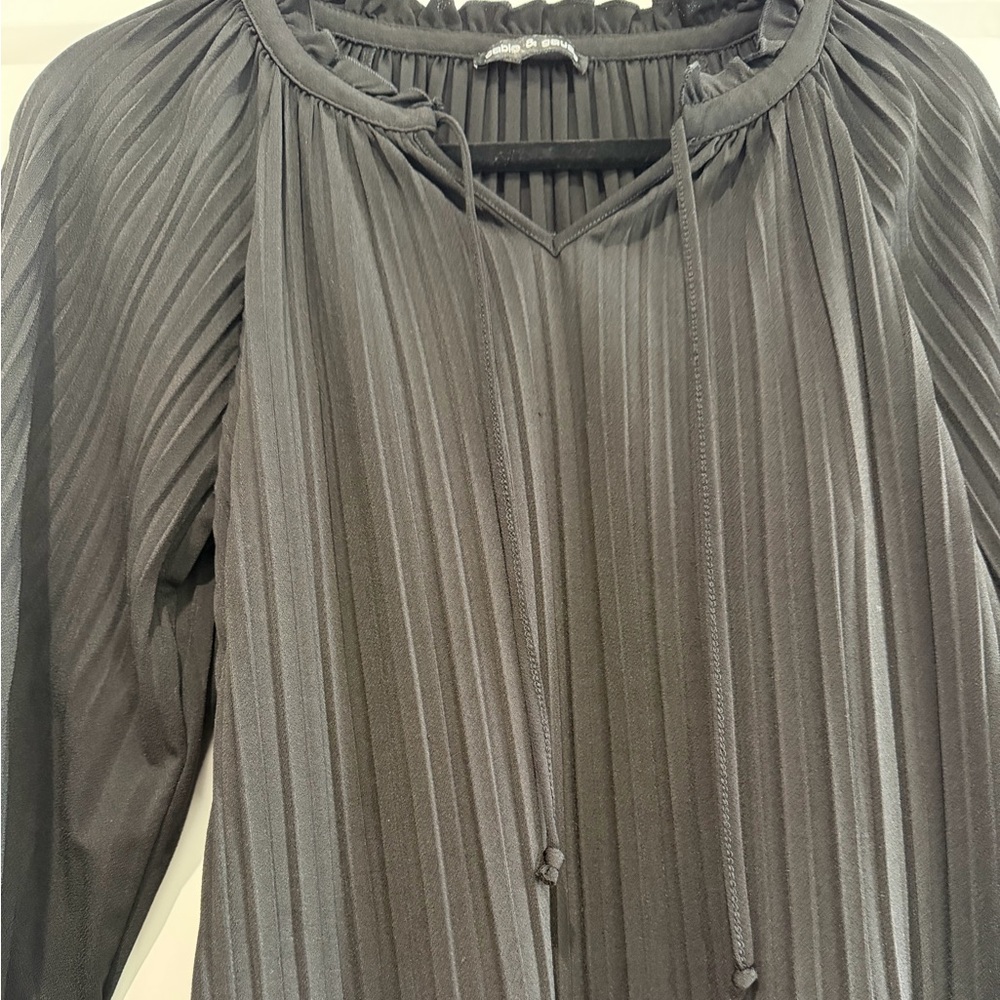 Cable & Gauge Black Pleated Blouse - Picture 4 of 4